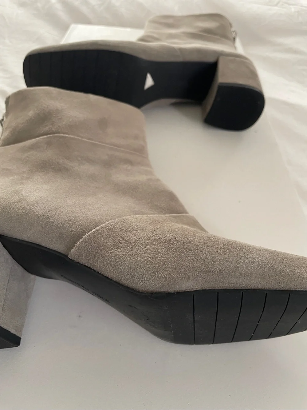 Kenneth Cole Genuine Suede Leather Ankle Boots Booties Lt. Grey Block Heel